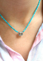 Collier court en perles de turquoise et pendentif en argent art déco orné de labradorite