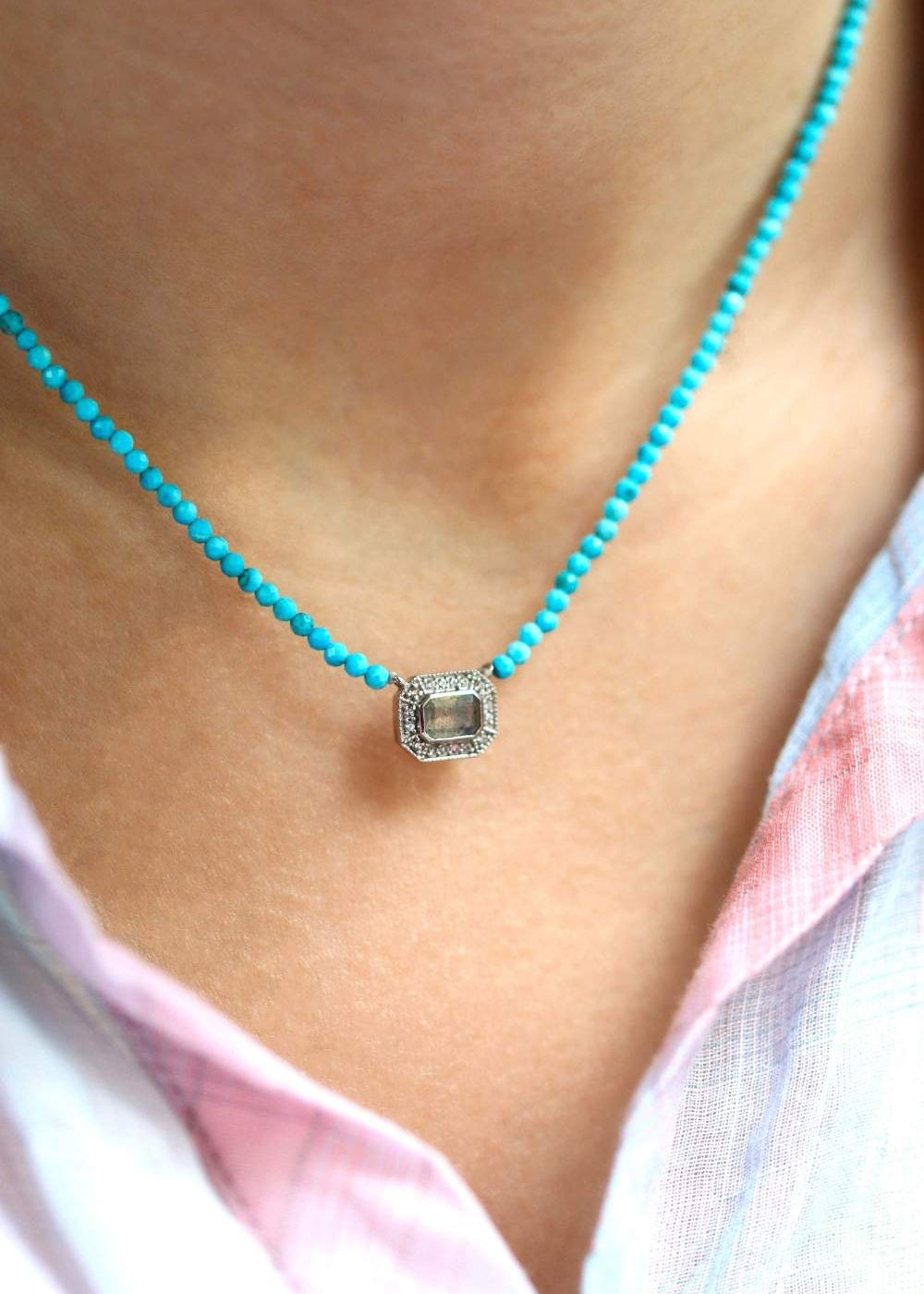 Collier court en perles de turquoise et pendentif en argent art déco orné de labradorite