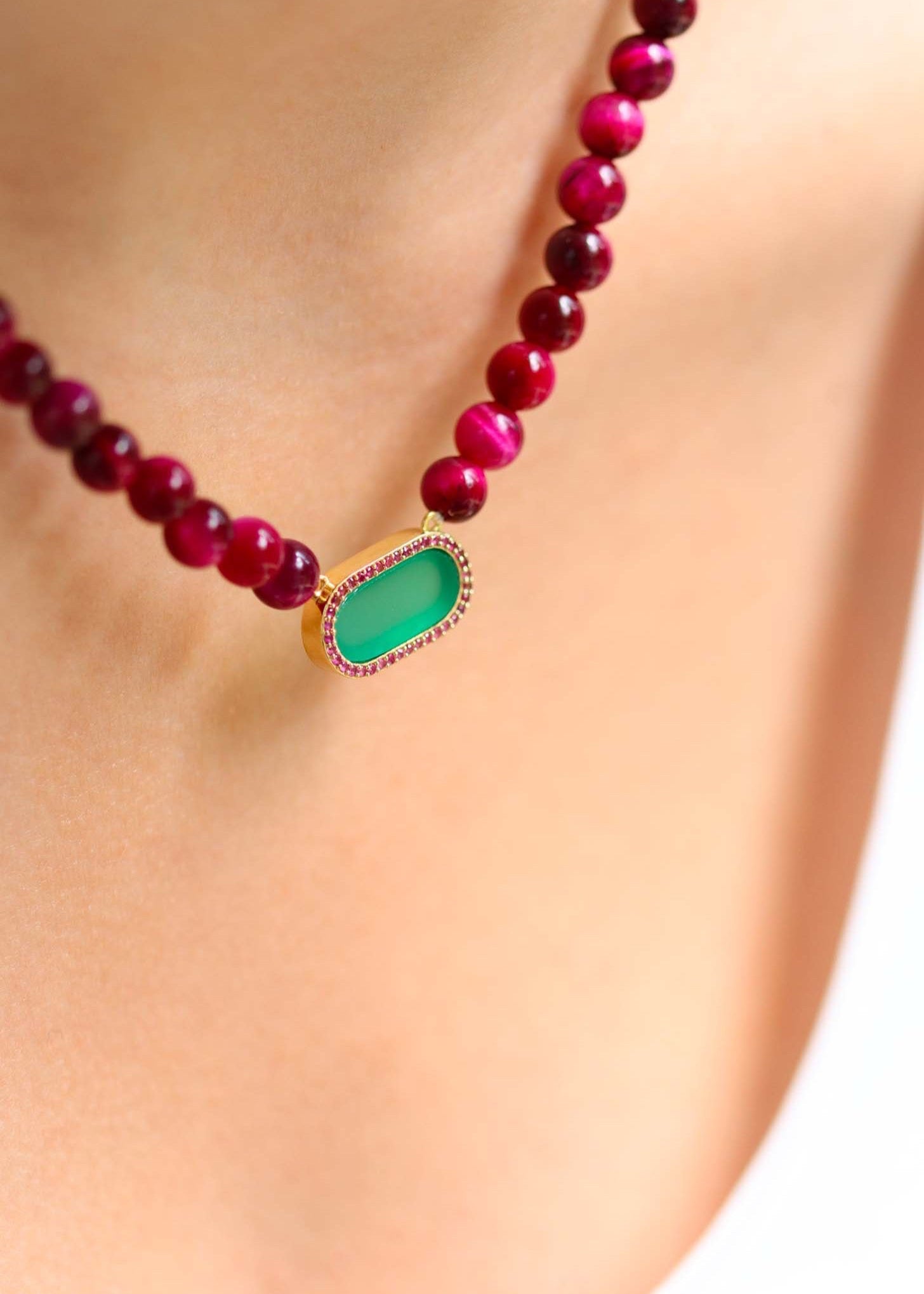 Collier court perles roses et pendentif onyx vert