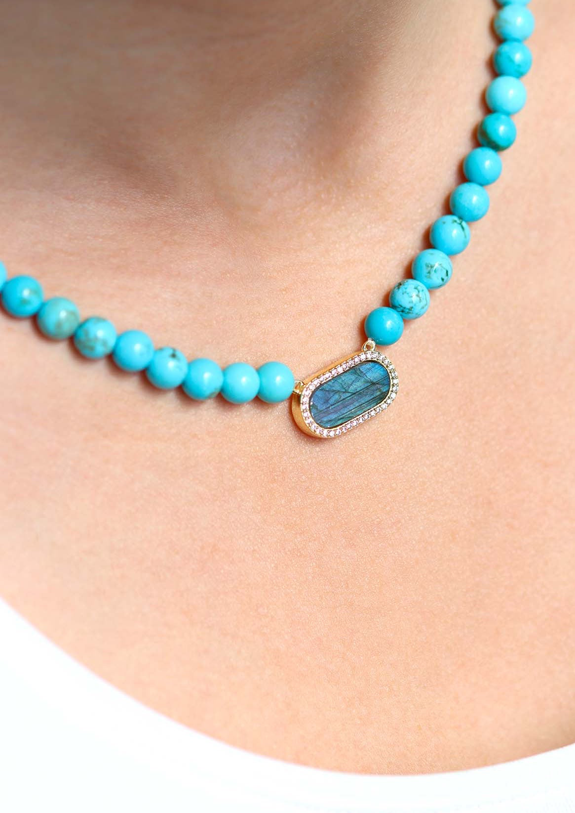 Collier court en turquoise et pendentif labradorite