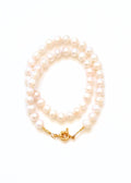collier en perles d'eau douce avec un fermoir bouée pour accrocher un fermoir