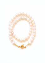 collier en perles d'eau douce avec un fermoir bouée pour accrocher un fermoir
