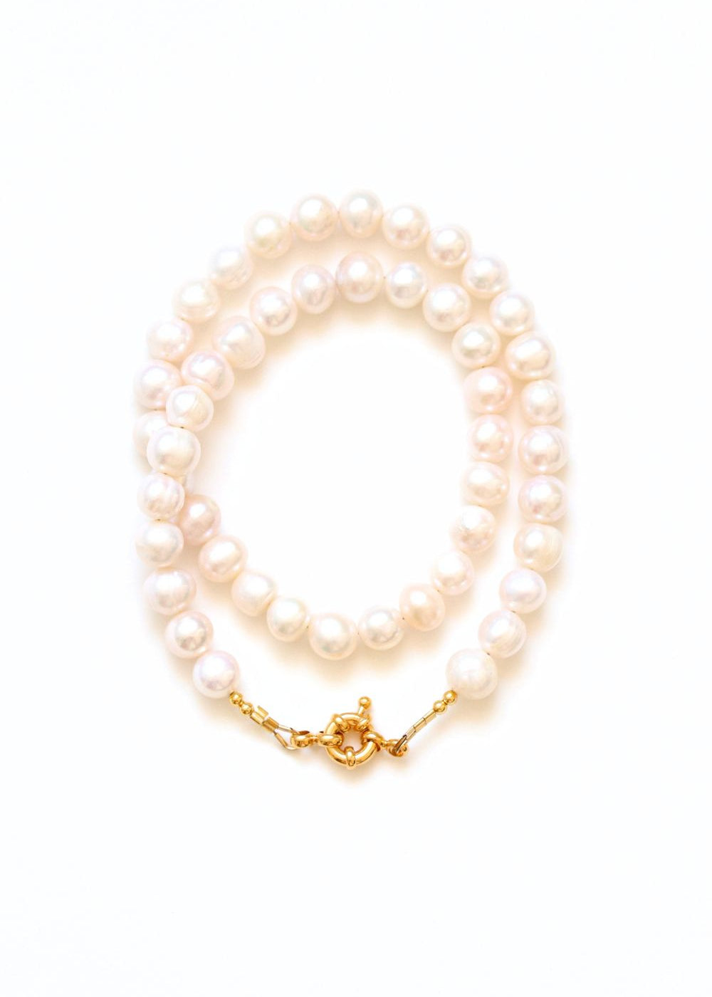 collier en perles d'eau douce avec un fermoir bouée pour accrocher un fermoir