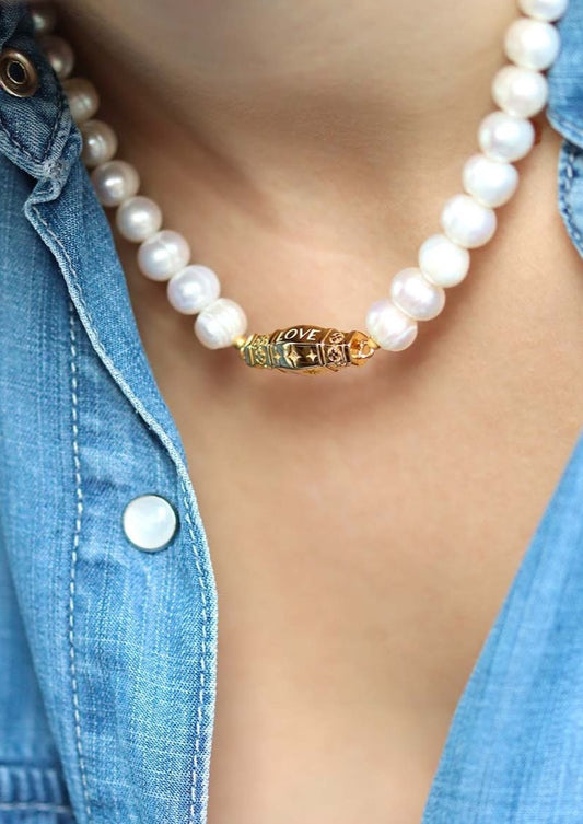 Collier de perles avec pendentif amulette