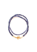 collier en iolite avec un fermoir bouée pour accrocher un pendentif