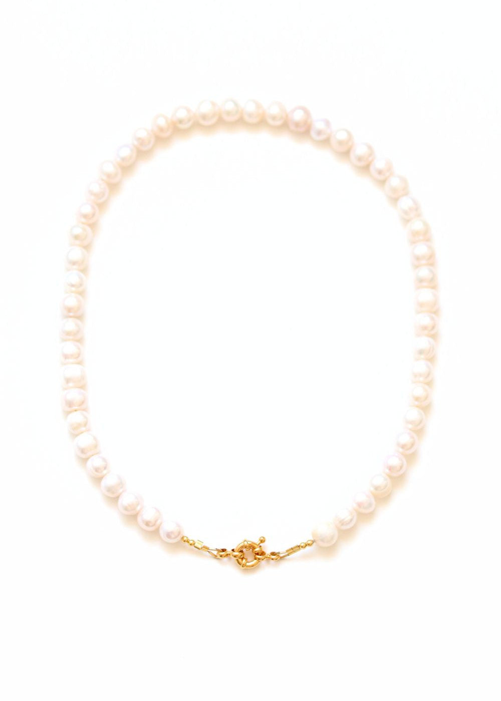collier en perles d'eau douce avec un fermoir bouée pour accrocher un fermoir
