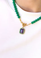 Collier en perles vertes et pendentif en améthyste