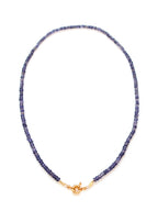collier en iolite avec un fermoir bouée pour accrocher un pendentif