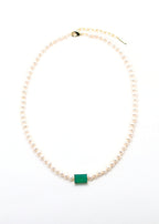 Collier en perles de culture et pendentif en onyx vert