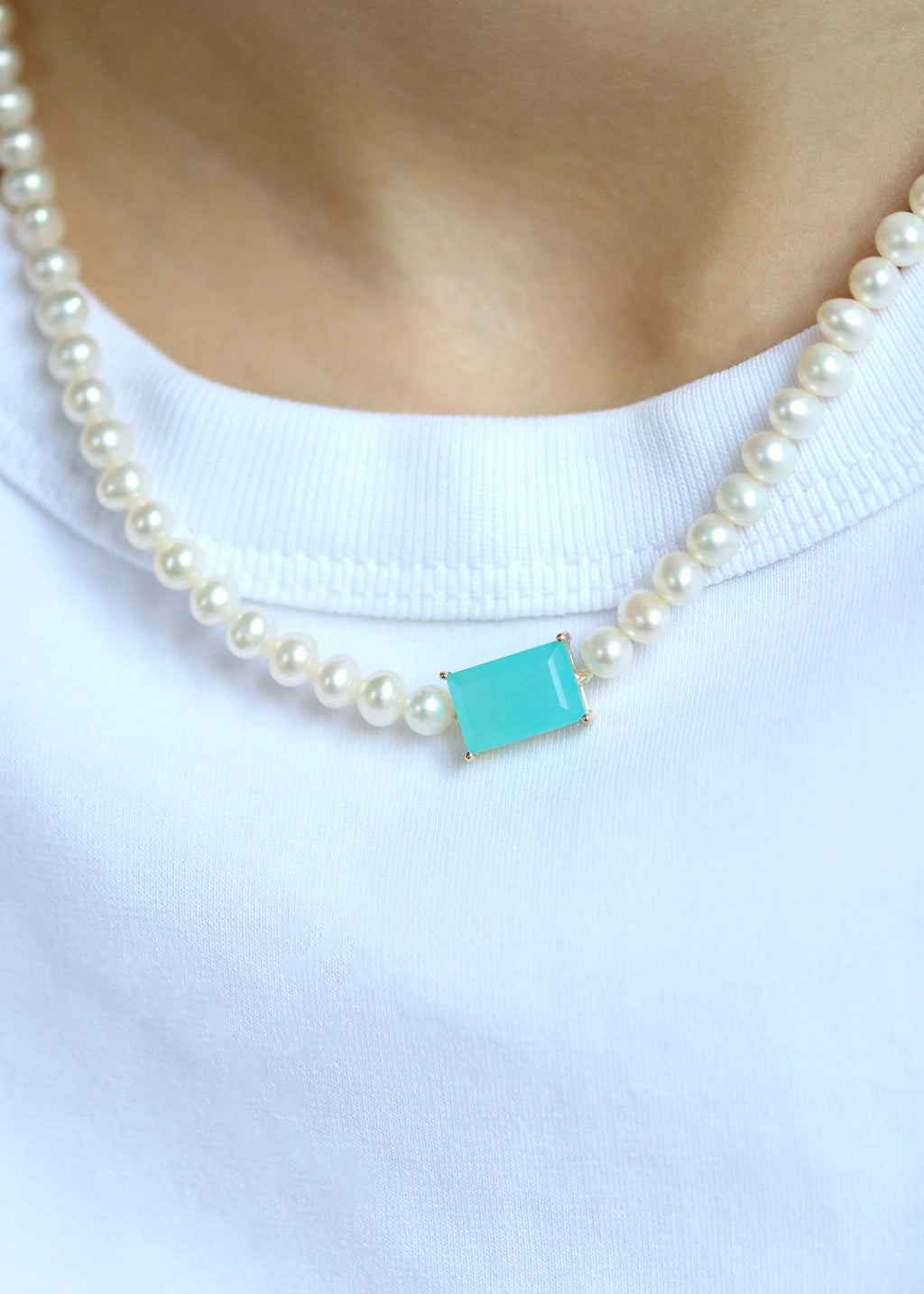 collier en perles de culture et pierre centrale en calcédoine d'eau