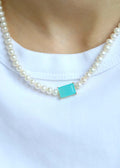 collier en perles de culture et pierre centrale en calcédoine d'eau