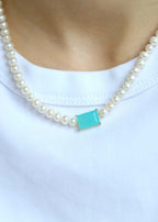 collier en perles de culture et pierre centrale en calcédoine d'eau