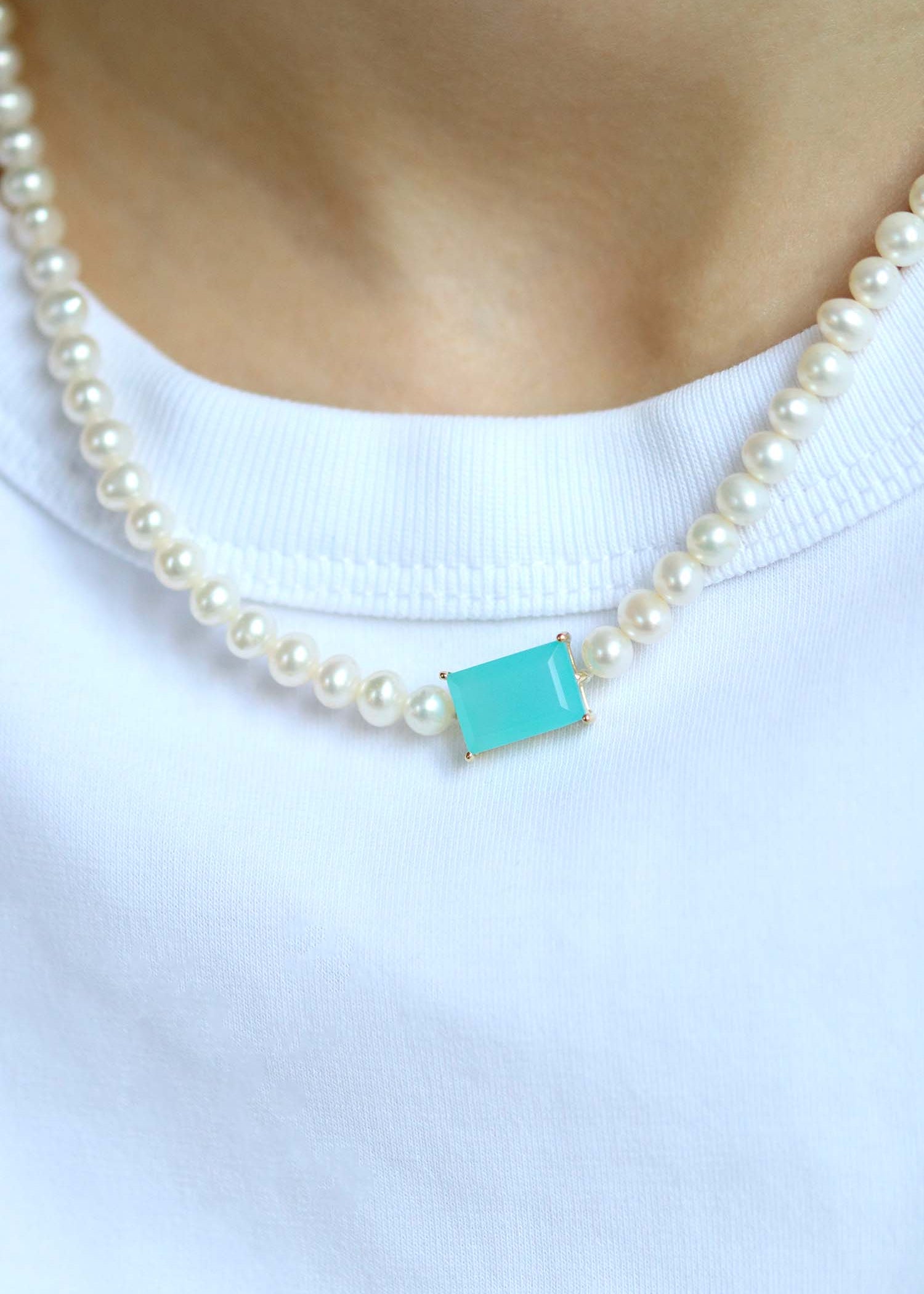 collier en perles de culture et pierre centrale en calcédoine d'eau