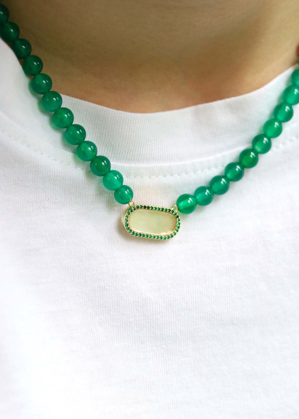 Collier court en perles onyx vert et pendentif nacre