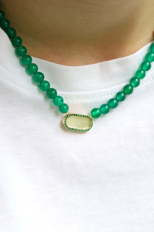 Collier court en perles onyx vert et pendentif nacre