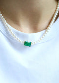 Collier en perles de culture et pendentif en onyx vert
