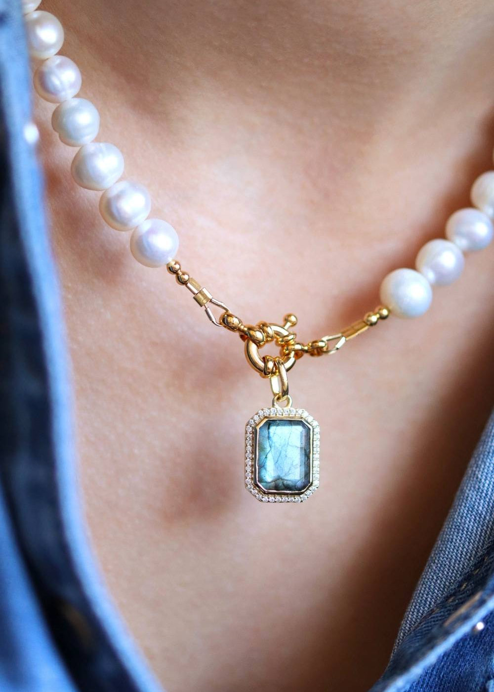 Collier de perles avec un pendentif en labradorite