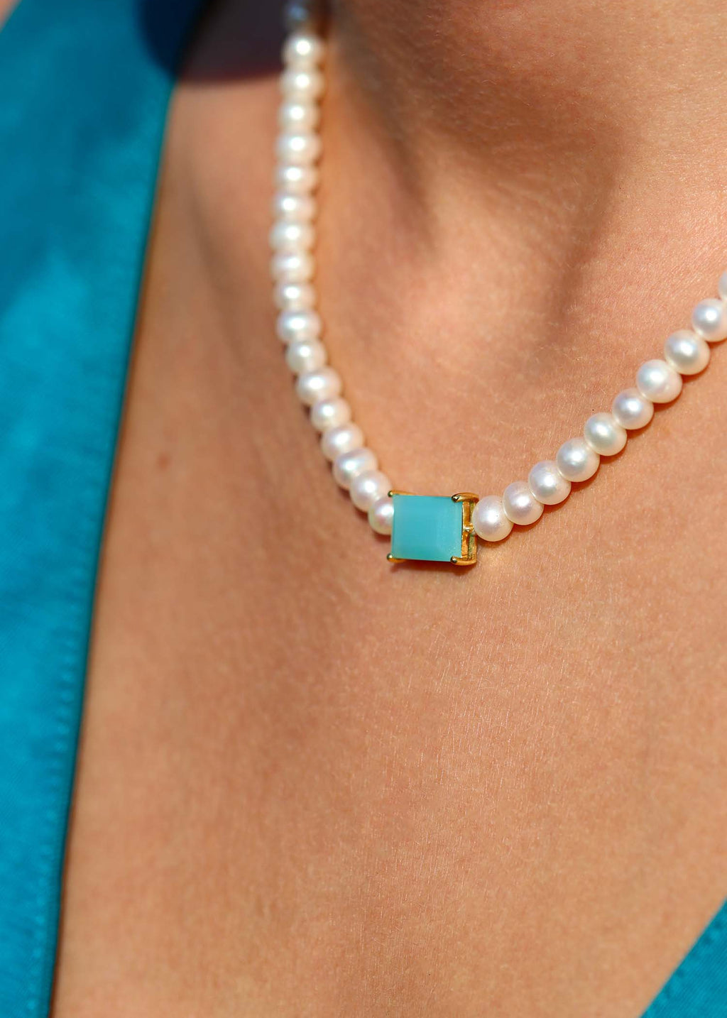 Collier de perles d'eau douce avec une pierre centrale turquoise