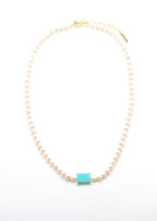 collier en perles de culture et pierre centrale en calcédoine d'eau