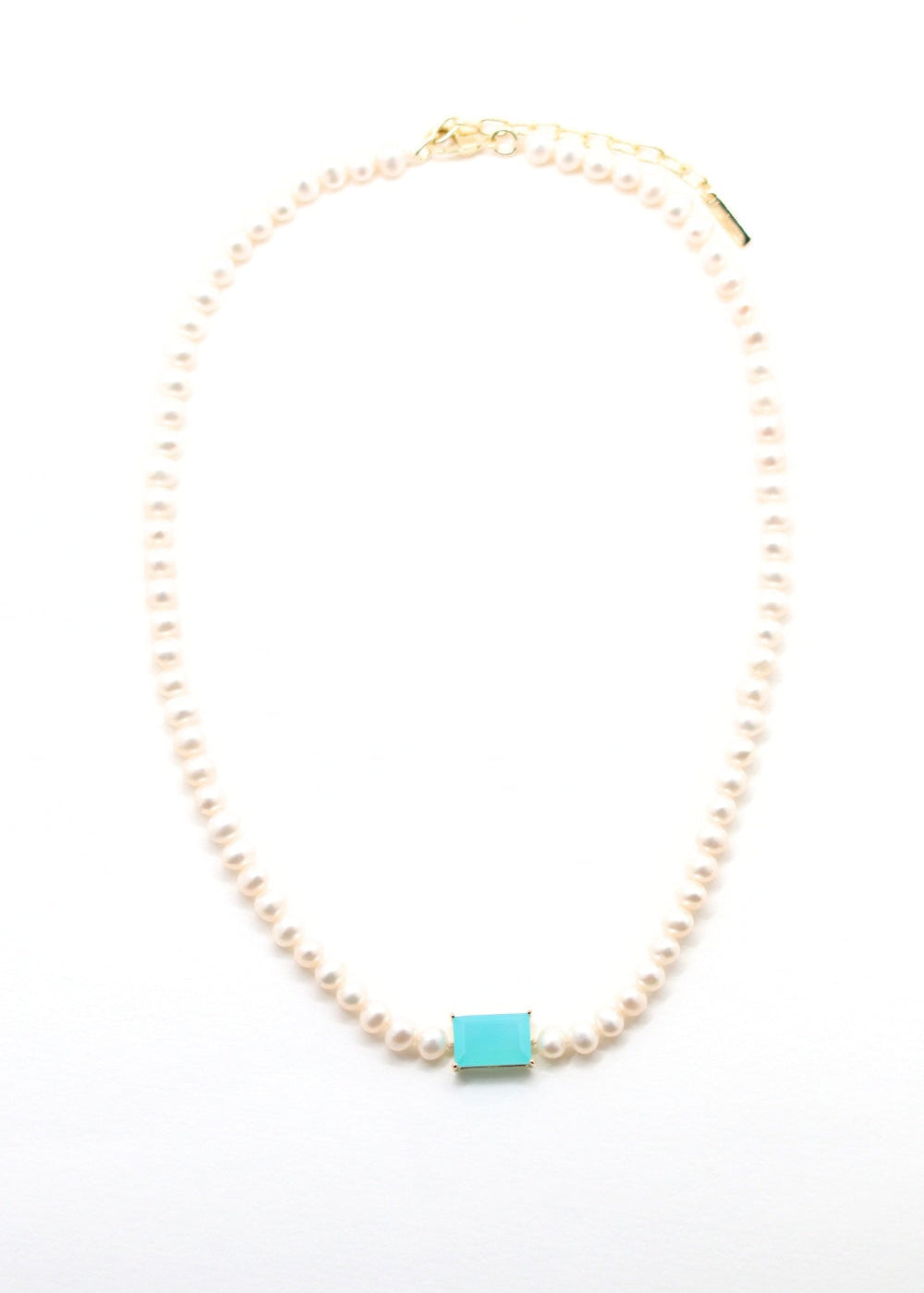collier en perles de culture et pierre centrale en calcédoine d'eau