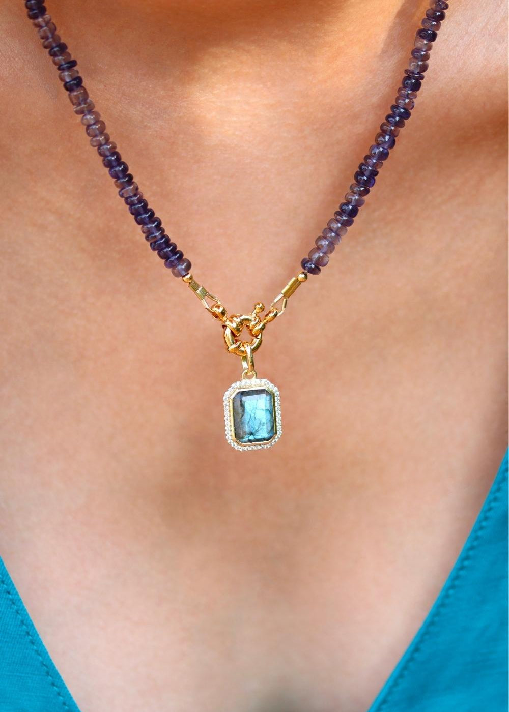 Collier en pierres bleues avec un pendentif en labradorite