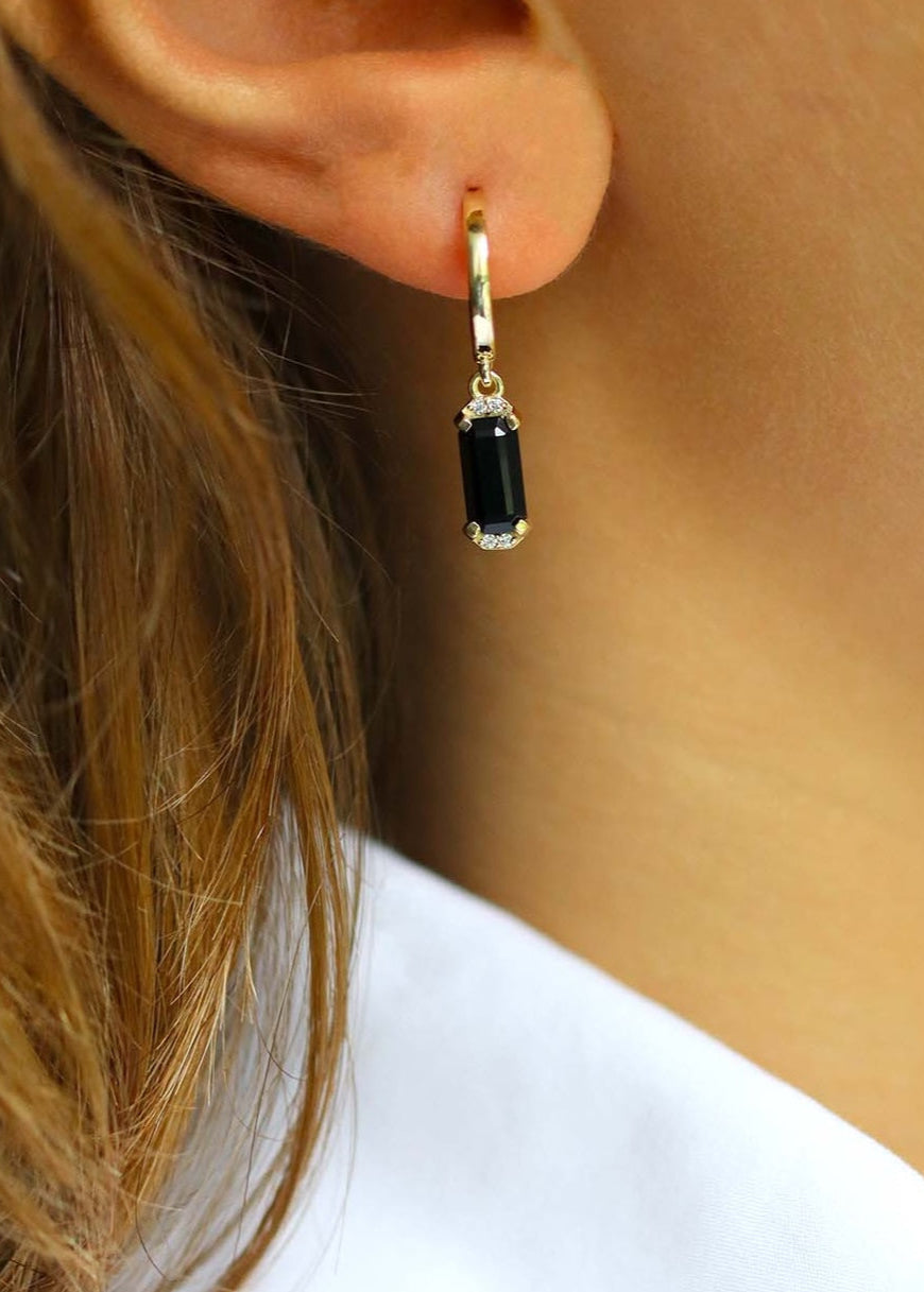 Boucles d'oreilles plaqué or et onyx noir avec une asymétrie mixant une boucle courte et une boucle longue