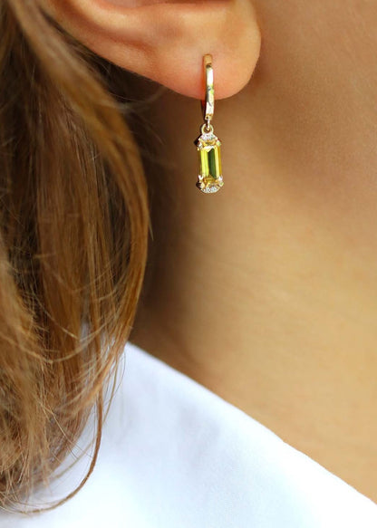 Boucles d'oreilles plaqué or et citrine avec une asymétrie mixant une boucle courte et une boucle longue
