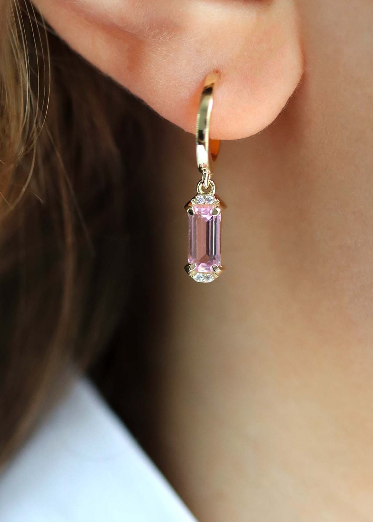 Boucles d'oreilles plaqué or asymétriques en quartz rose