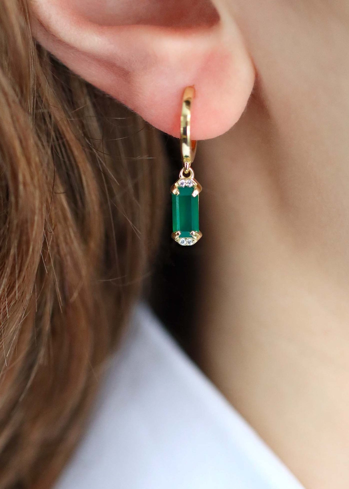 créole plaqué or avec une pierre verte en papille