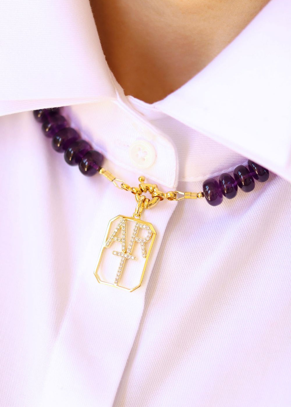 pendentif octogonale avec le mot ART ajouré