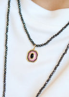pendentif art déco orné d'un onyx noir facetté et de zircons roses et noirs