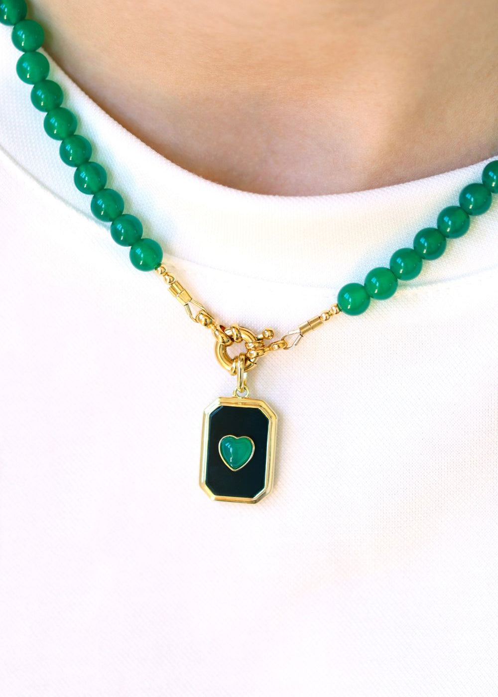 pendentif octogonal en onyx noir orné d'un coeur en onyx vert