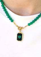 pendentif octogonal en onyx noir orné d'un coeur en onyx vert
