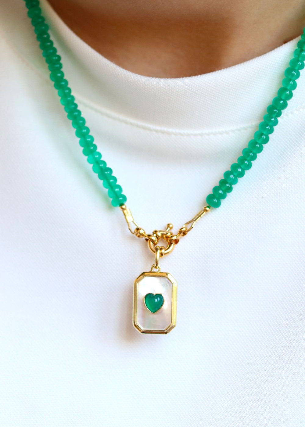pendentif art déco en nacre orné d'un coeur en onyx vert