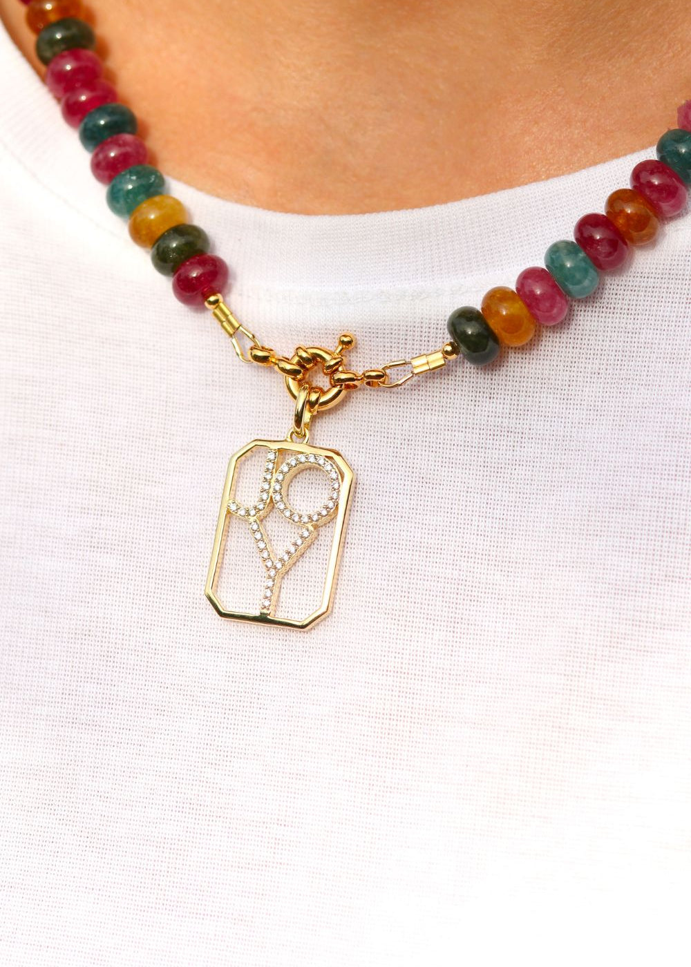 pendentif octogonale avec le mot Joy ajouré