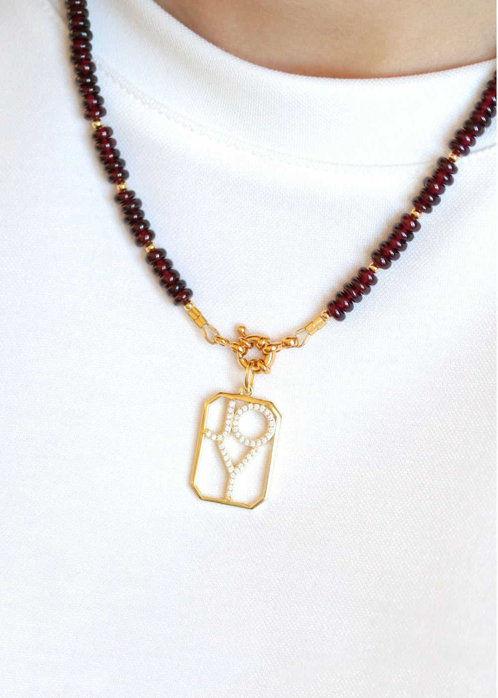 pendentif octogonale avec le mot JOY pavé et ajouré