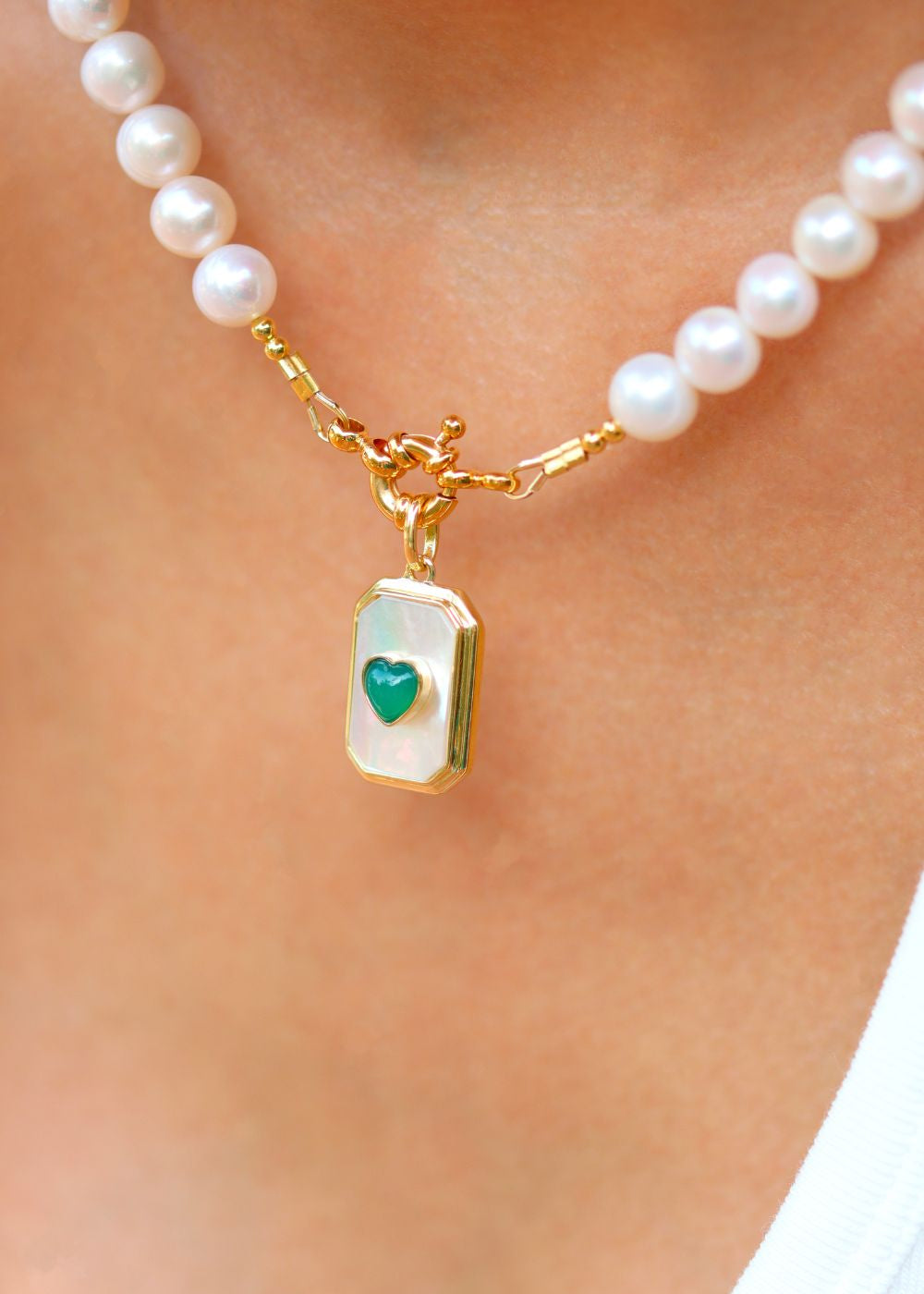 pendentif art déco en nacre orné d'un coeur en onyx vert