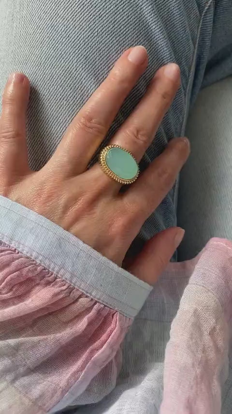 Bague plaqué or ovale et calcédoine d'eau facettée