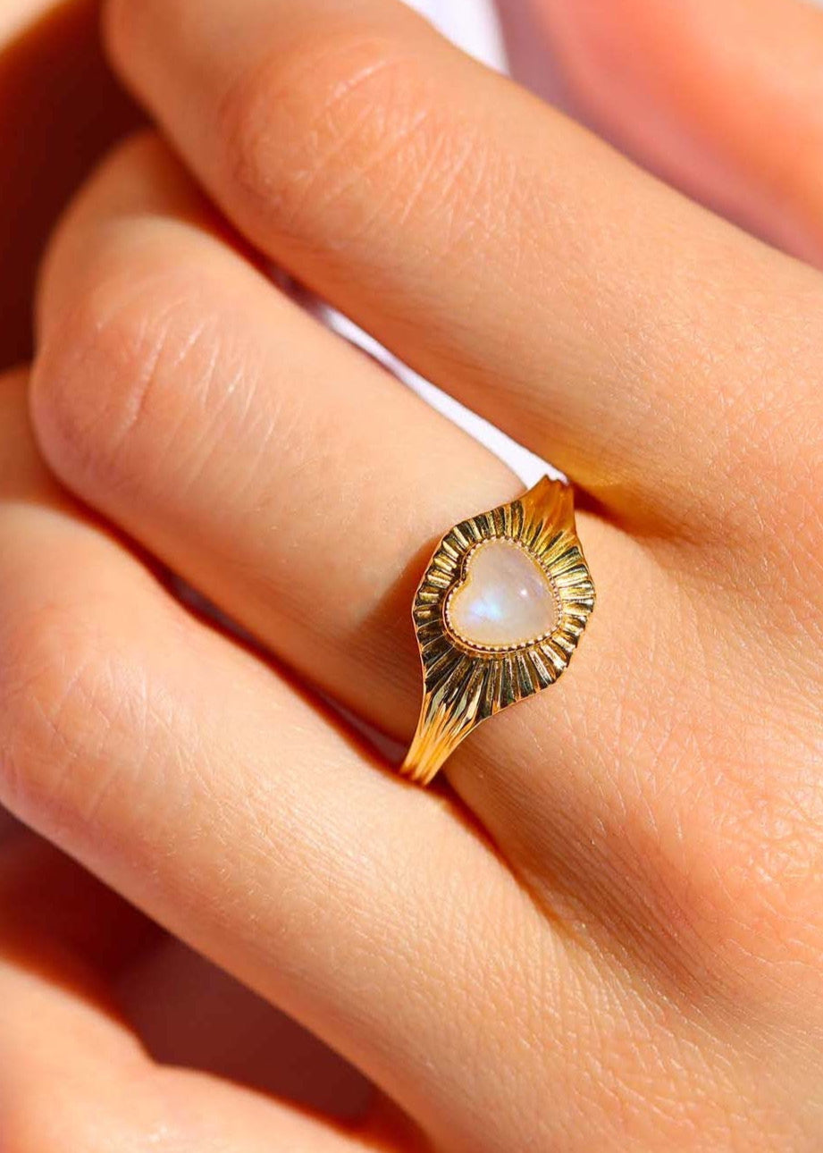 Bague dorée avec un coeur en cabochon