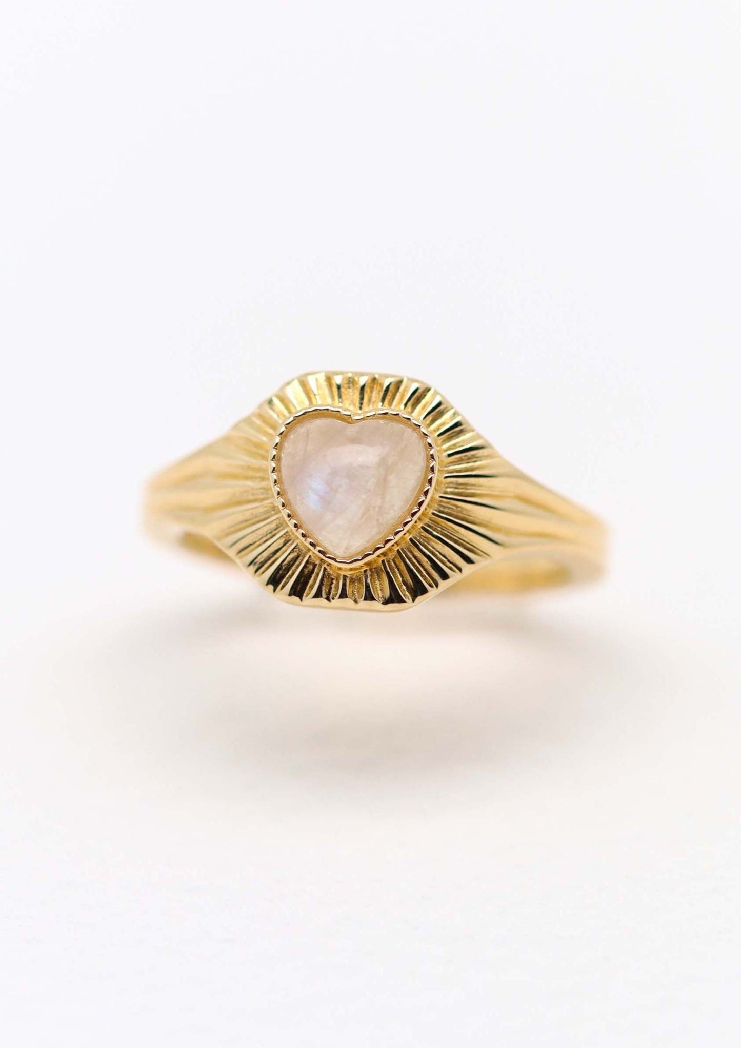 Bague dorée coeur en pierre de lune