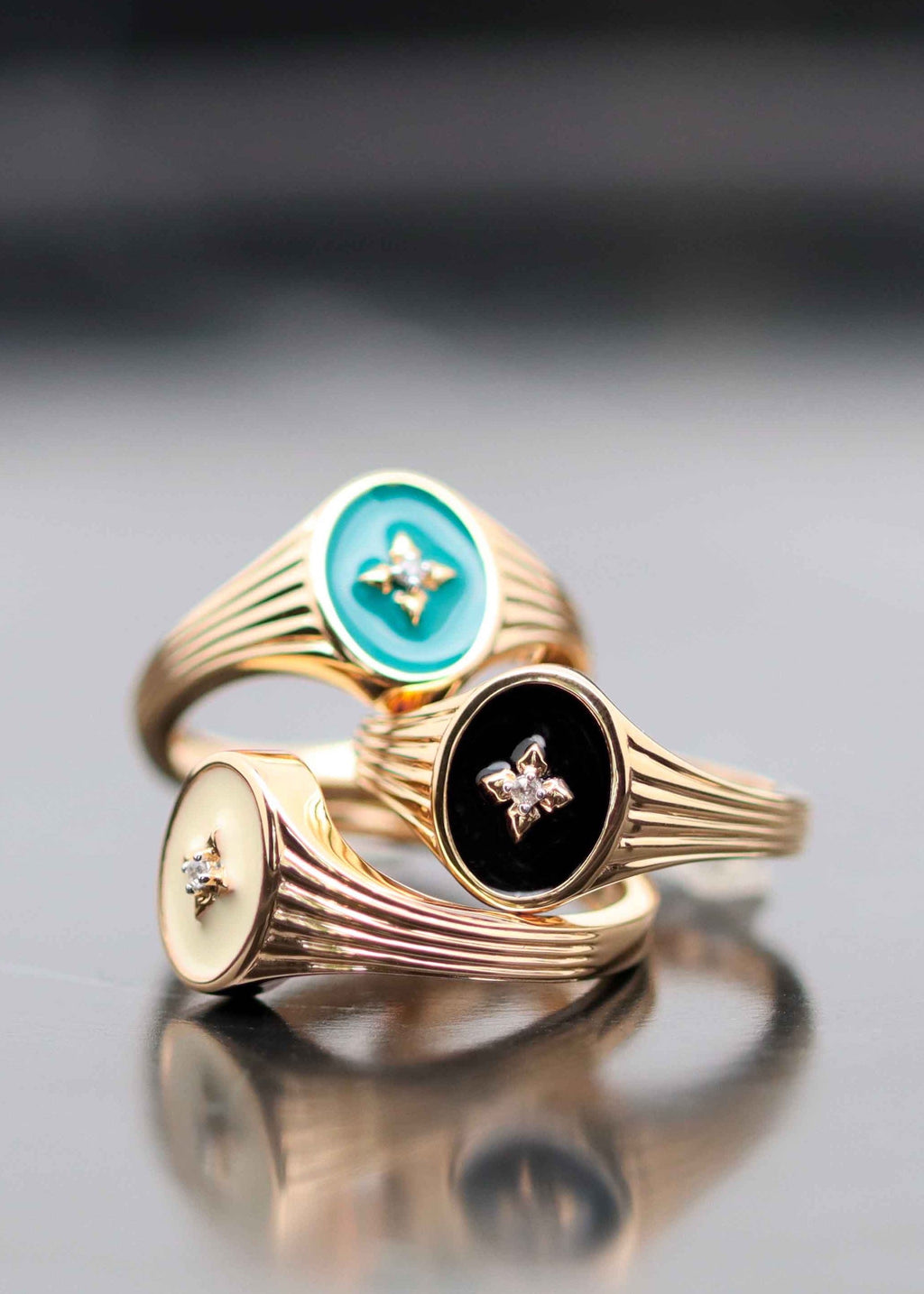 Bagues plaqué or chevalières émaillées