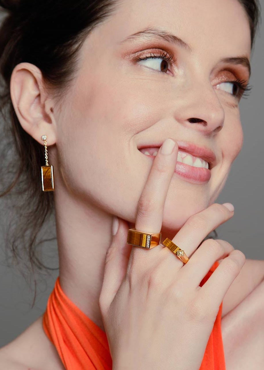 Boucles d'oreilles pendantes dorées avec pierre oeil de tigre