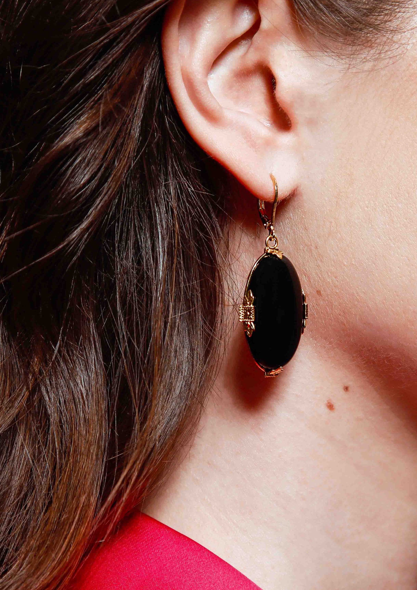 Boucles d'oreilles dorées avec pierre onyx noir ovale