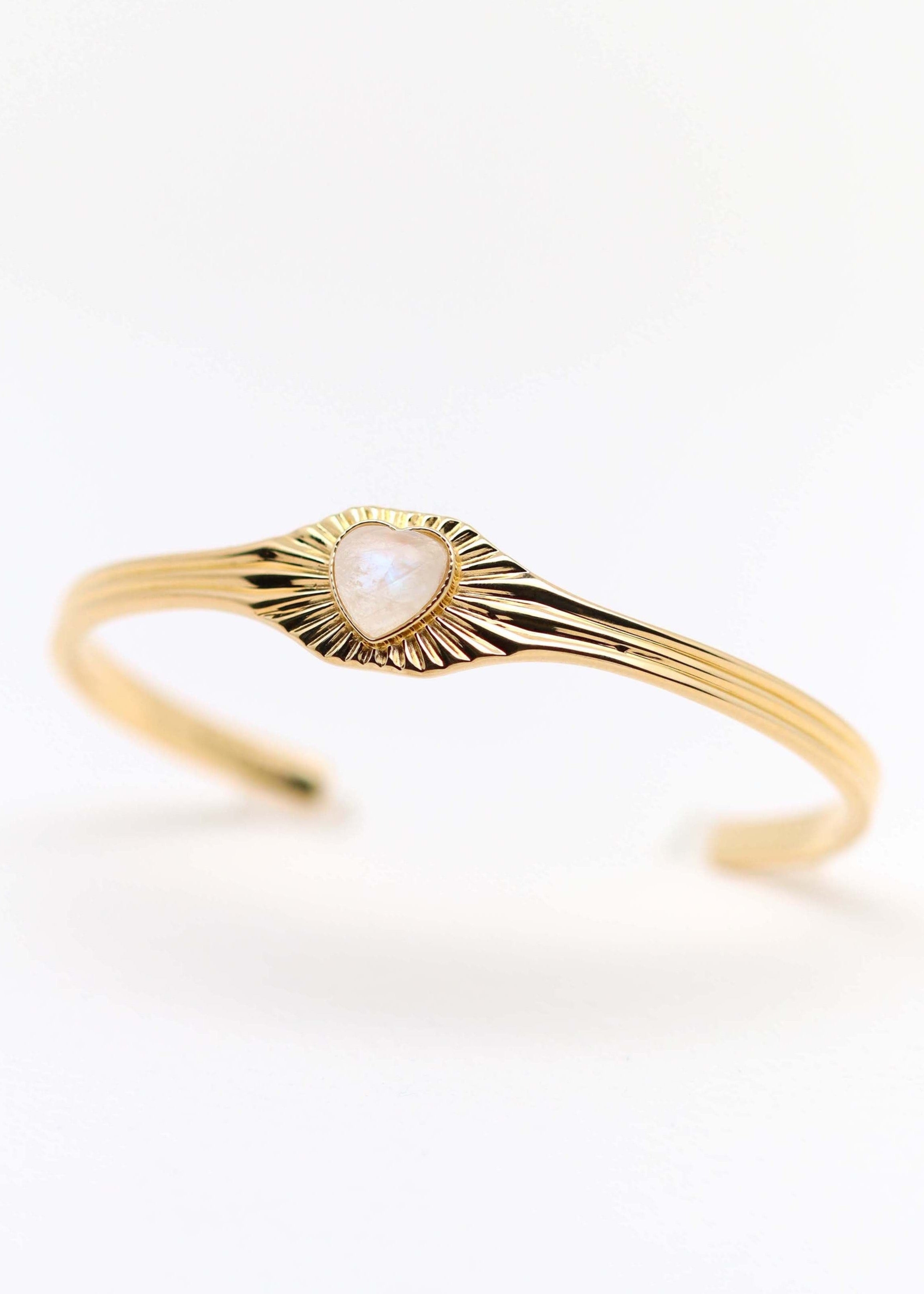 Jonc doré avec un coeur en cabochon