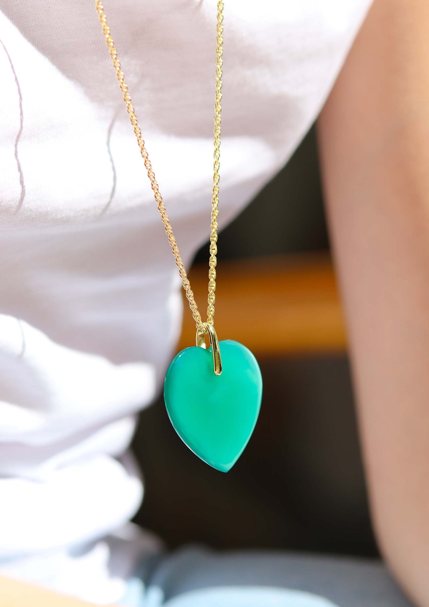 Collier sautoir doré avec un pendentif coeur en onyx vert